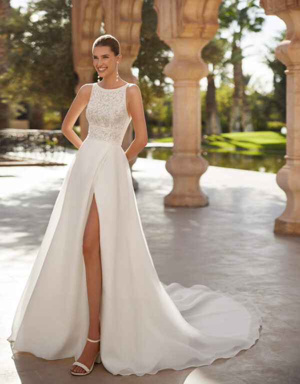 OMBRA ROSA CLARA Νυφικό φόρεμα από πολύ λεπτή ανάλαφρη οργάντζα, σε Α-line γραμμή από την νυφική συλλογή Rosa Clara. Δαντελένιο μπούστο, κεντημένο ολόκληρο με λαμπερό κρυστάλλινο χαντράκι με λάμψη,