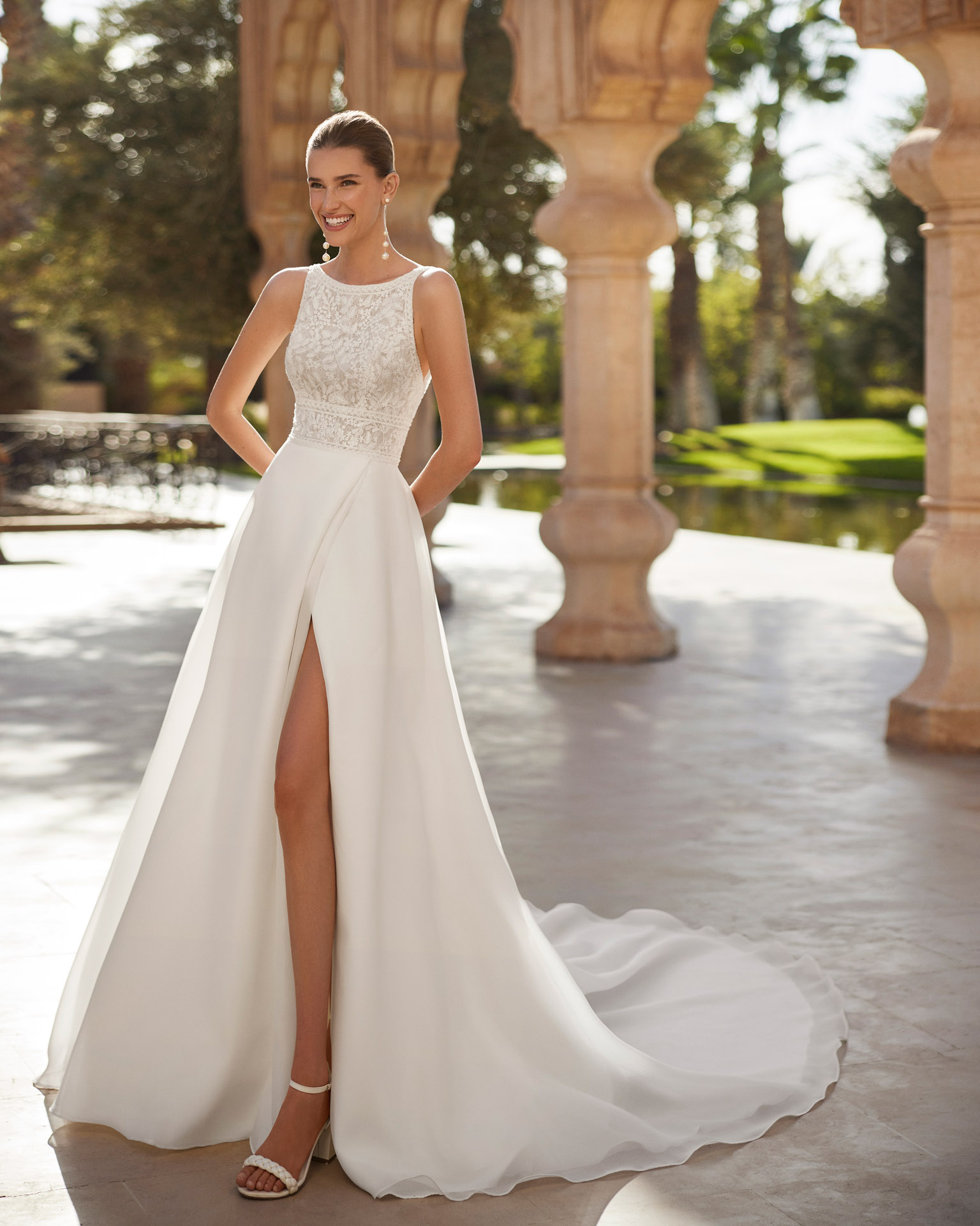 OMBRA ROSA CLARA Νυφικό φόρεμα από πολύ λεπτή ανάλαφρη οργάντζα, σε Α-line γραμμή από την νυφική συλλογή Rosa Clara. Δαντελένιο μπούστο, κεντημένο ολόκληρο με λαμπερό κρυστάλλινο χαντράκι με λάμψη,