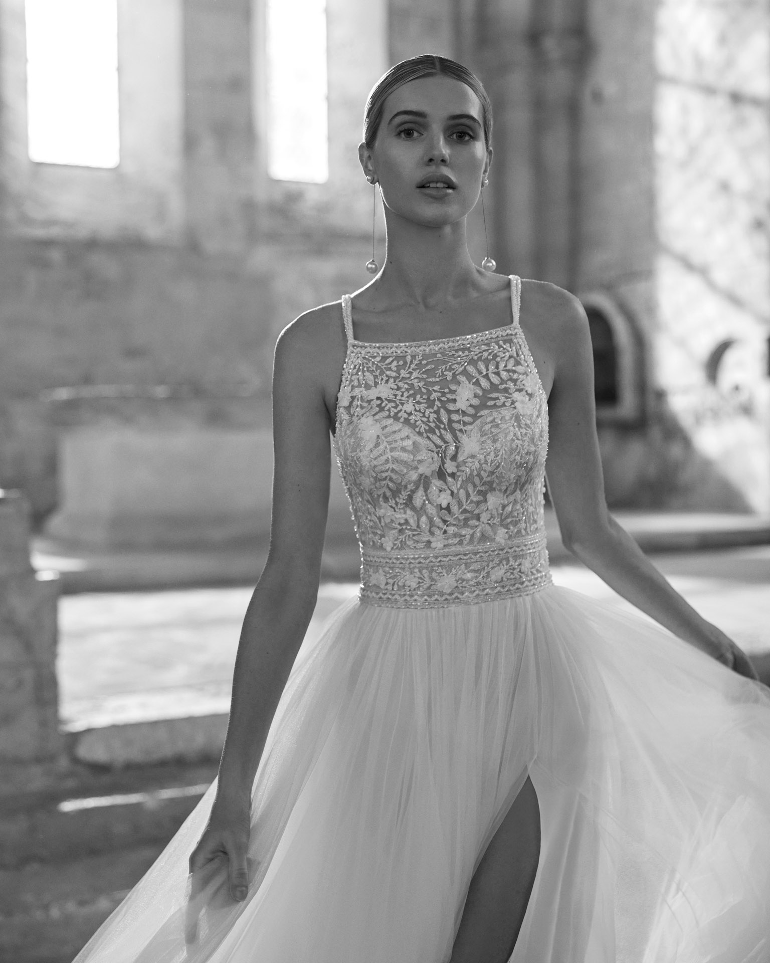 LORINE ROSA CLARA Νυφικό φόρεμα με τετράγωνη λαιμόκοψη, μπούστο από δαντέλα κεντημένη με στρας. Ανοικτή πλάτη με σταυρωτές τιράντες και φούστα με σκίσιμο στο πλάι