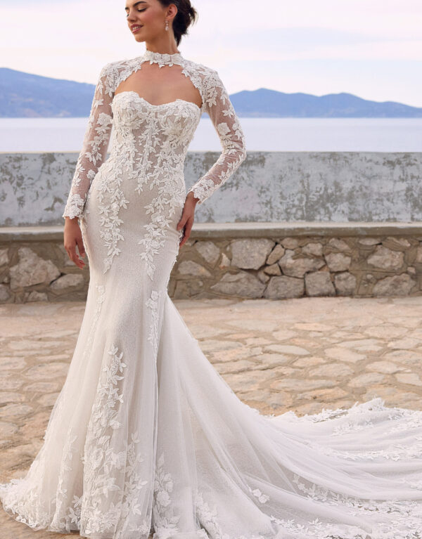 ST654 το νυφικό φόρεμα Musa είναι έτοιμο να μαγέψει κάθε βλέμμα την ημέρα του γάμου σας. Το πανέμορφο, ημιδιάφανο μπούστο του είναι διακοσμημένο με μαγευτική απλικέ δαντέλα με 3D χάντρες, που χαρίζουν μια εκλεπτυσμένη λάμψη.