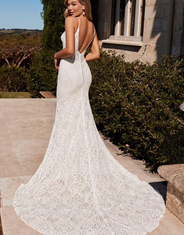 Y3111 νυφικό φόρεμα Harvey με δαντέλα και τούλι, ιδανικό για έναν λαμπερό γάμο. V λαιμόκοψη, ανοιχτή πλάτη και ουρά που εντυπωσιάζει, με κομψή λάμψη