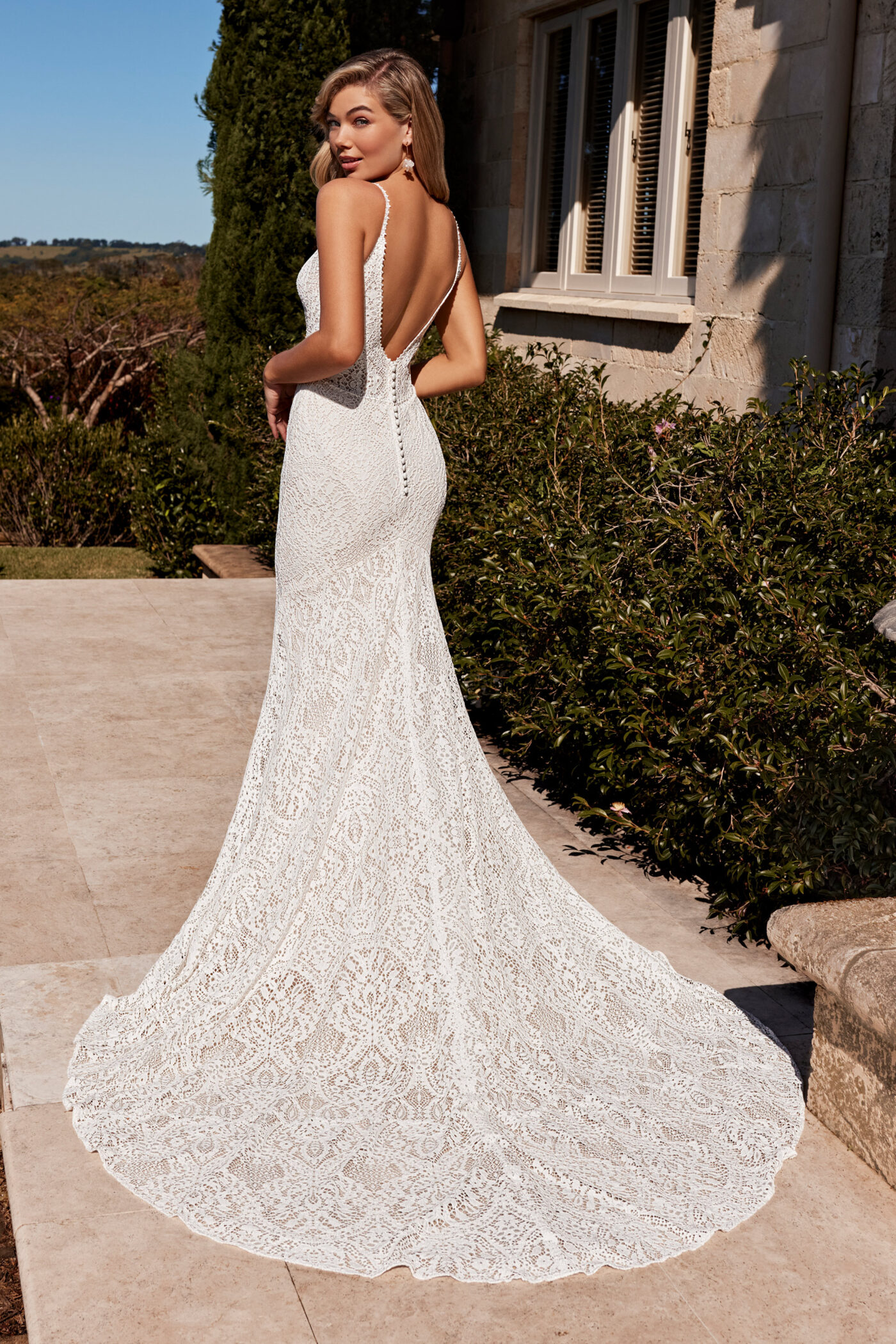 Y3111 νυφικό φόρεμα Harvey με δαντέλα και τούλι, ιδανικό για έναν λαμπερό γάμο. V λαιμόκοψη, ανοιχτή πλάτη και ουρά που εντυπωσιάζει, με κομψή λάμψη