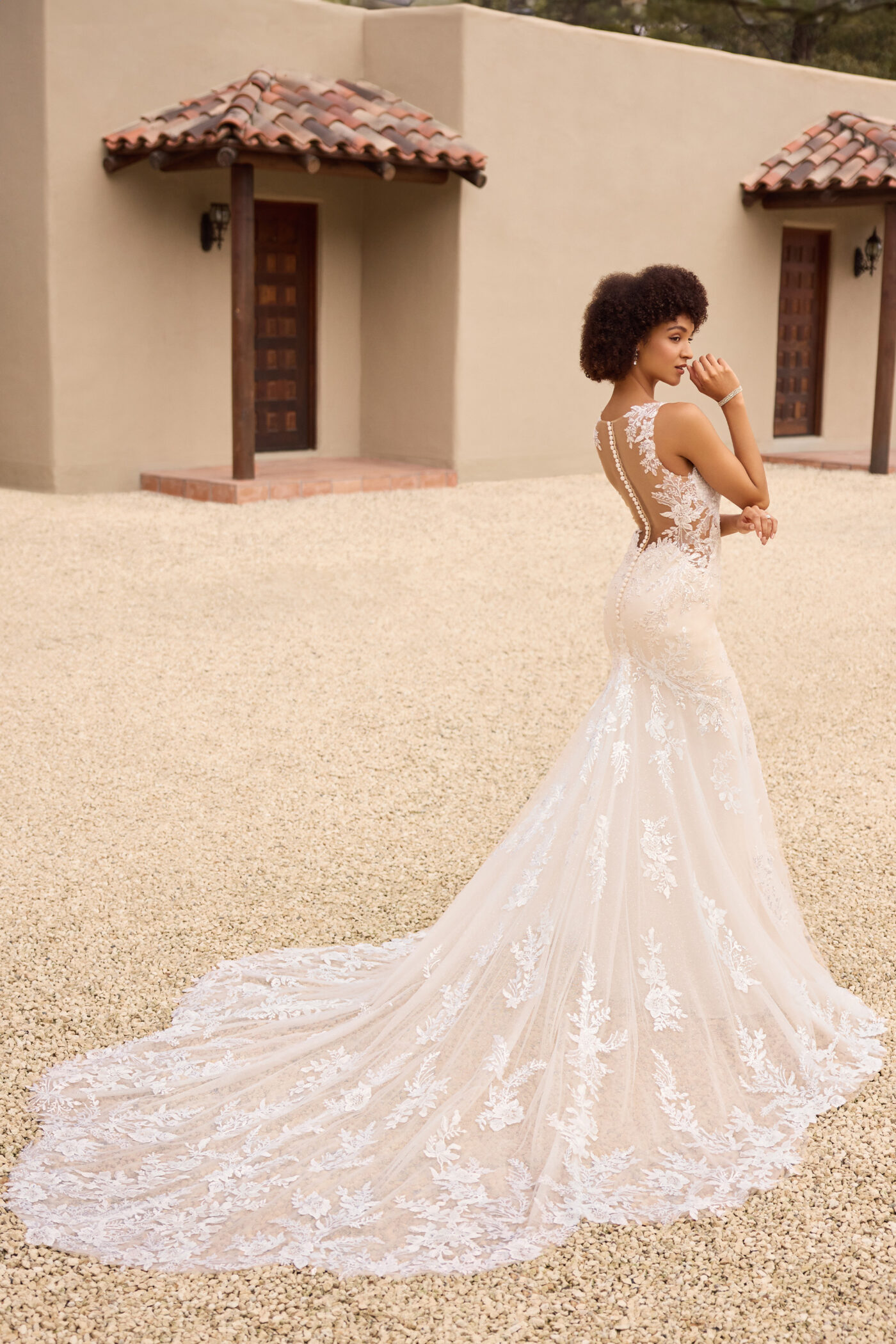 Y3154 Tasmin Νυφικό fit-and-flare με glitter τούλι, μπούστο καρδιά και δαντέλα πλάτης· σκίσιμο στη φούστα και ονειρική ουρά που κάνουν τον γάμο σας μαγικό.