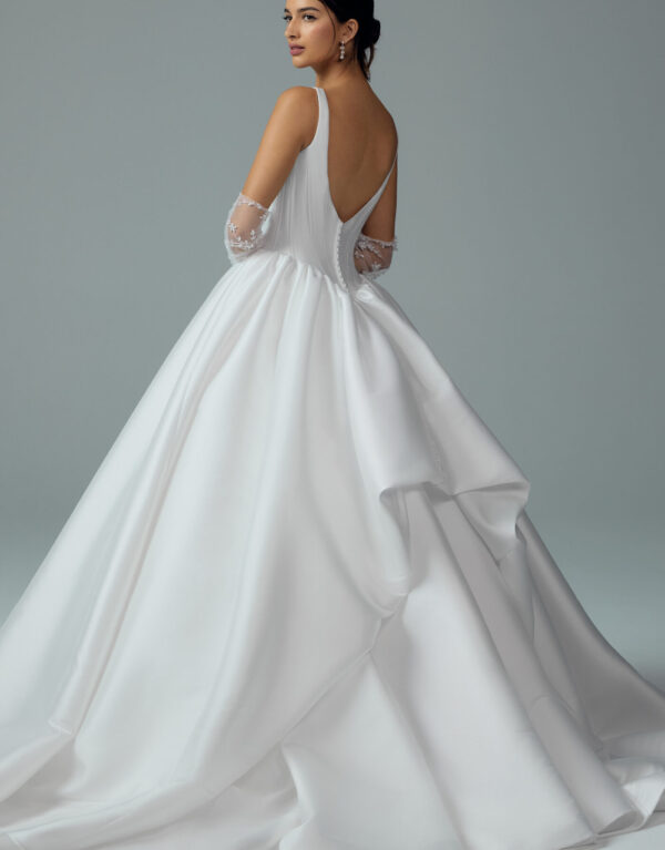 Y3213 Μαγευτικό νυφικό φόρεμα Maribel από mikado με floral κορσέ, τούλινα μανίκια και πλούσια ball gown φούστα. Ιδανικό για γάμο που θυμίζει παραμύθι, με κομψή V πλάτη και τσέπες.